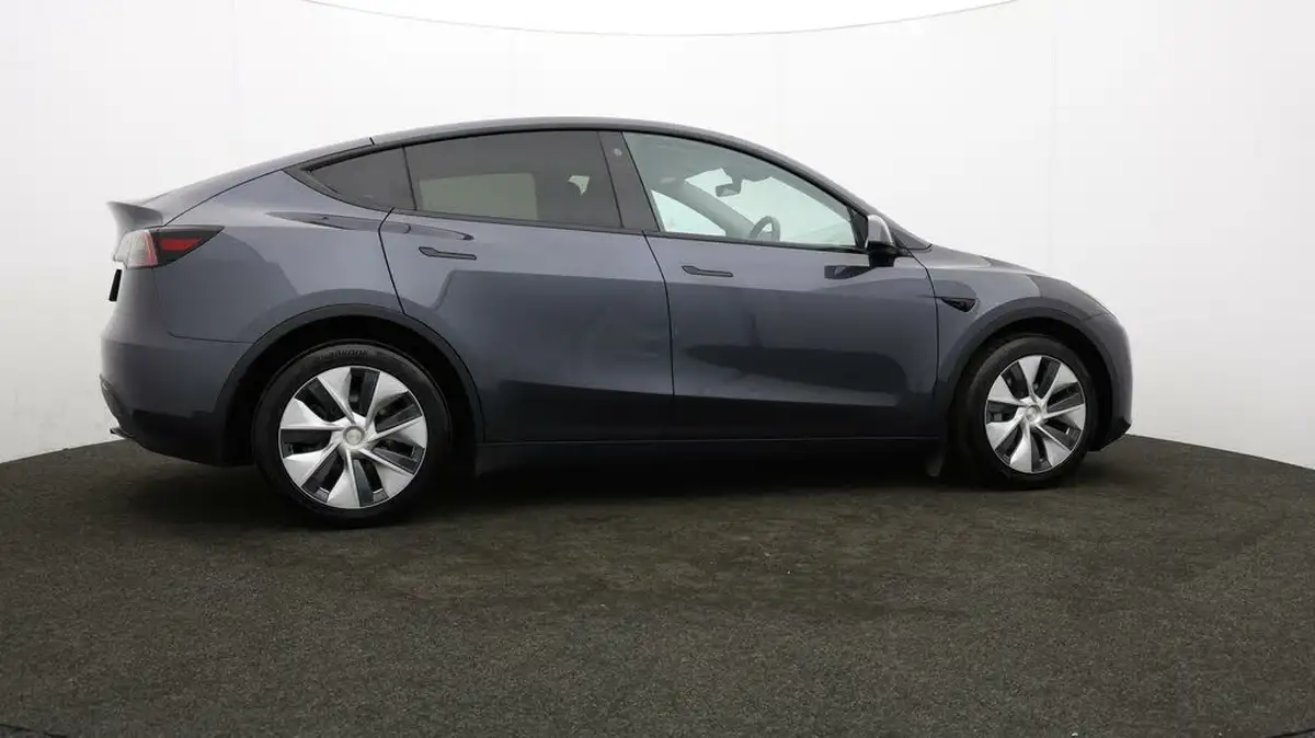 2022-tesla-model-y-e-long-range-big-31