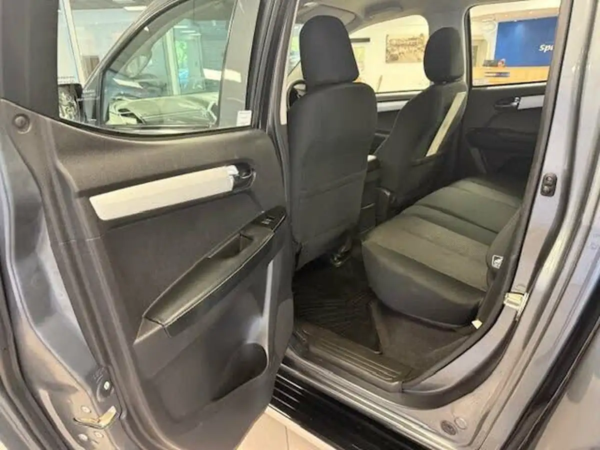 2019-isuzu-d-max-19td-yukon-double-pick-up-big-13
