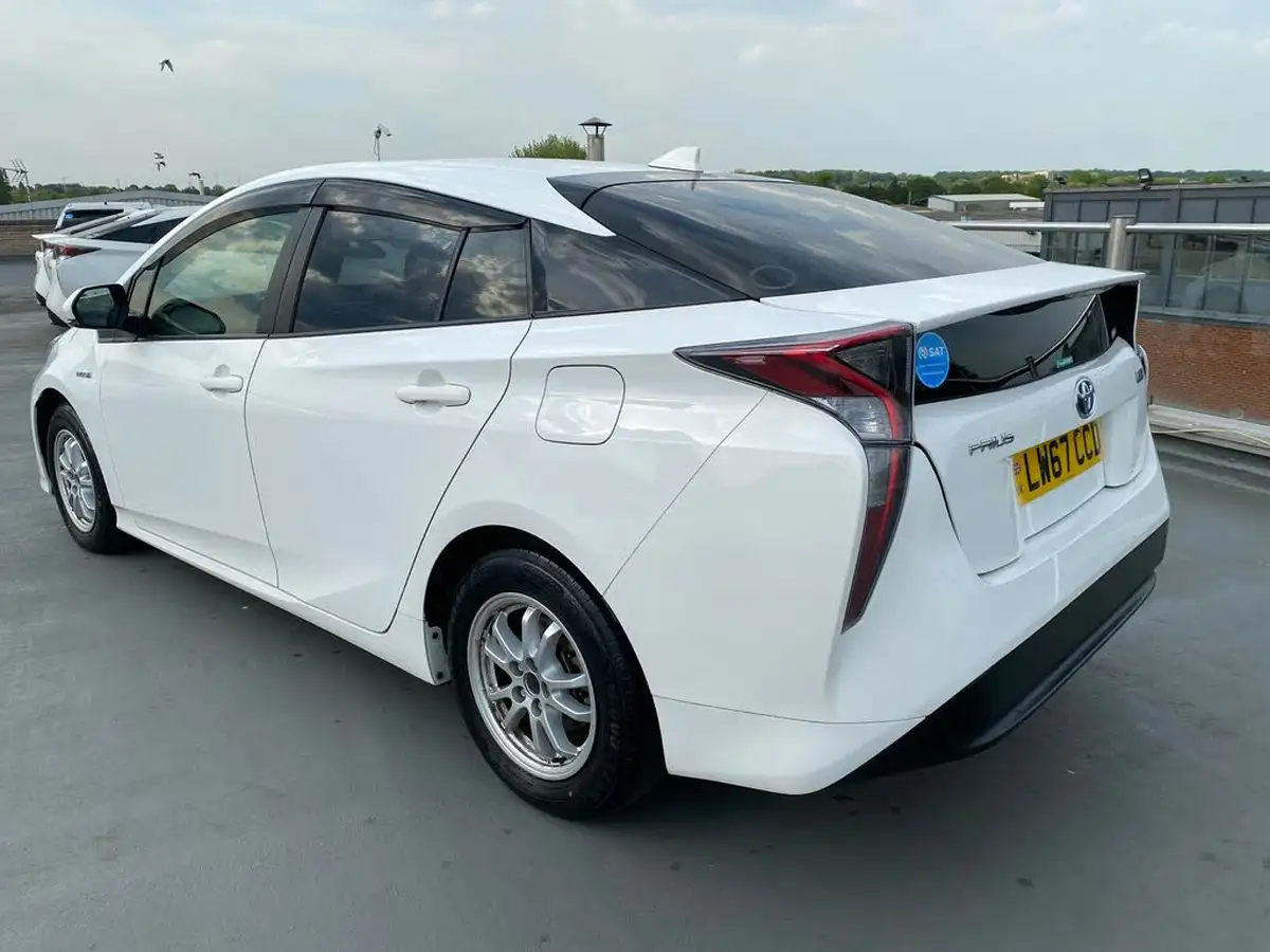 2018-toyota-prius-hybrid-big-15