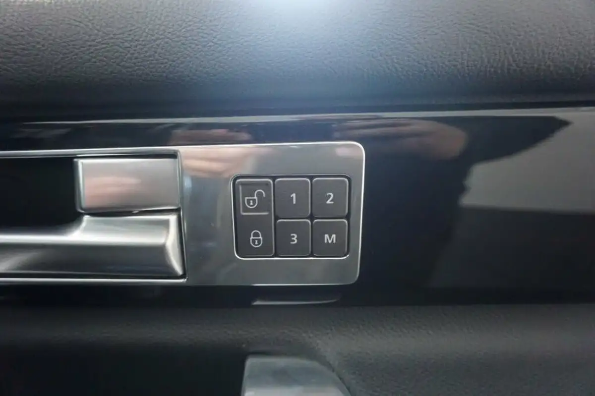 2016-land-rover-discovery-4-30-sd-v6-hse-big-19
