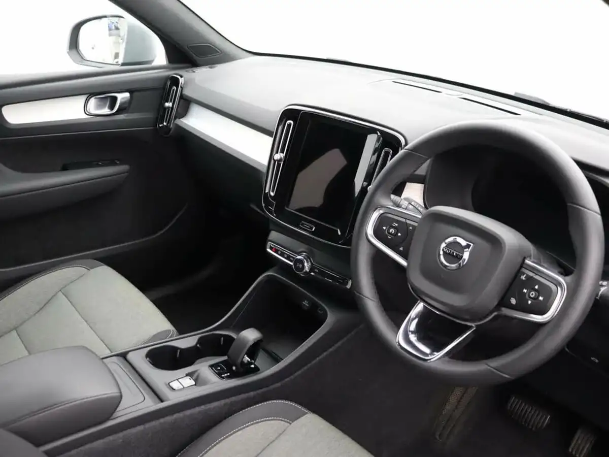 2023-volvo-xc40-20-b3-core-big-5