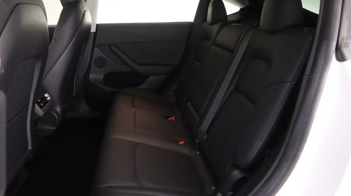 2022-tesla-model-y-e-long-range-big-15