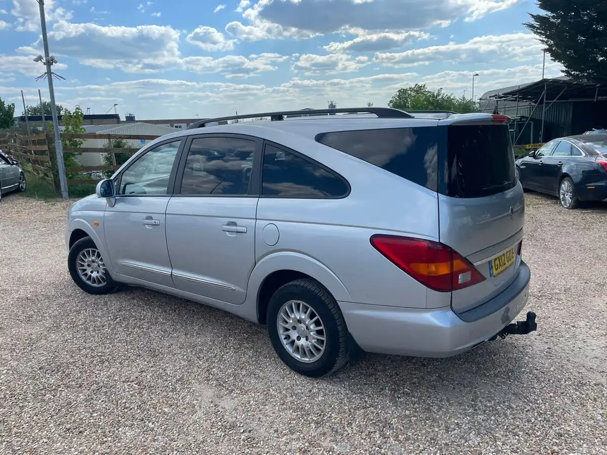 2012-kgm-ssangyong-rodius-27td-es-big-4