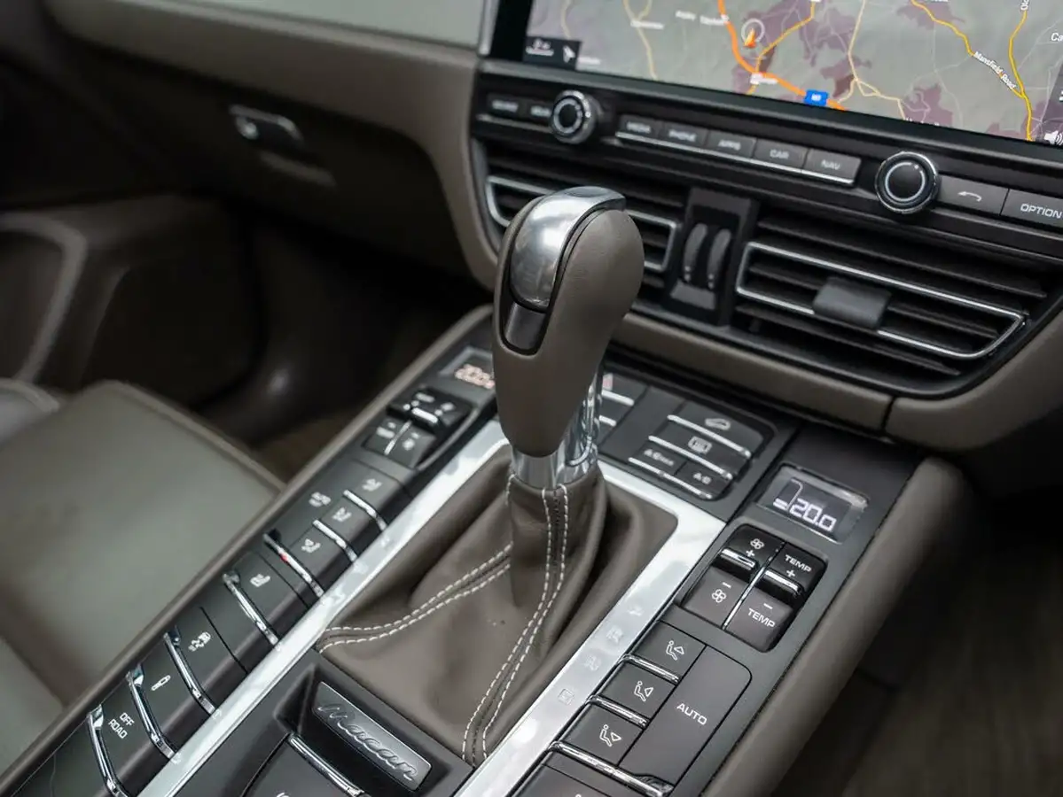 2021-porsche-macan-29-turbo-big-21