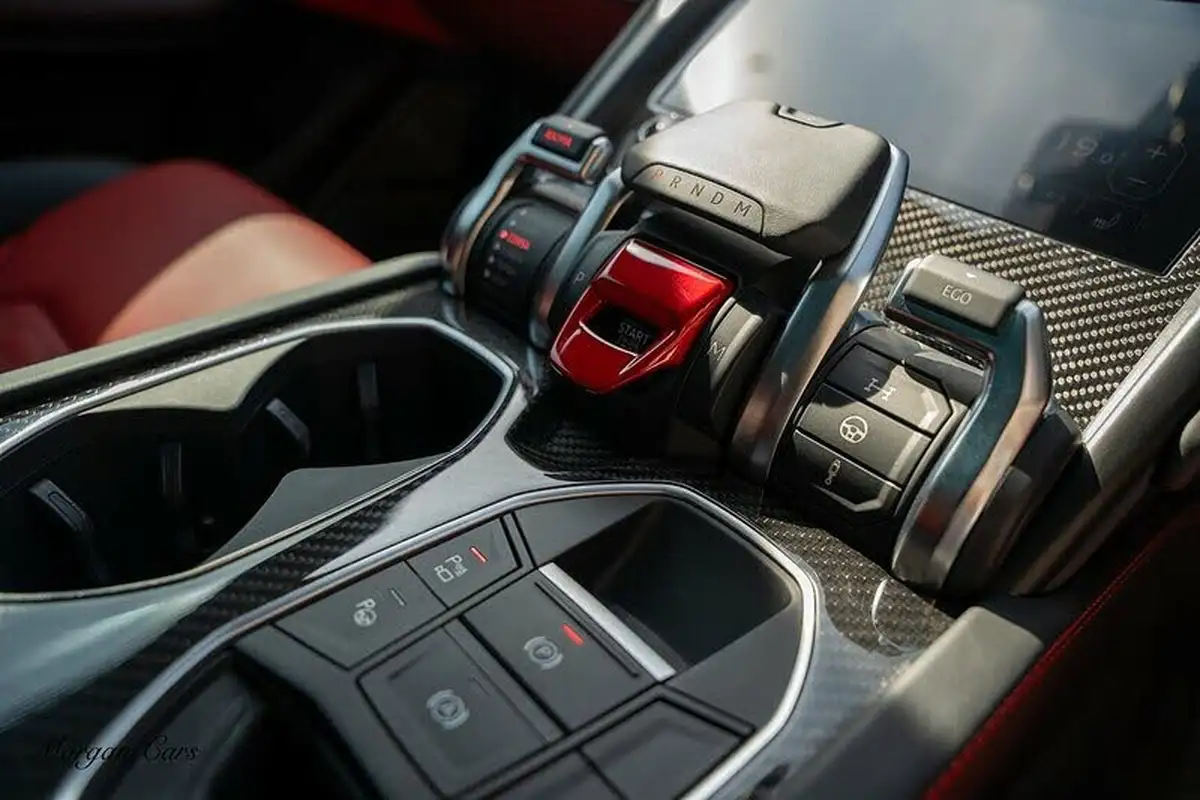 2022-lamborghini-urus-40-no-trim-big-36