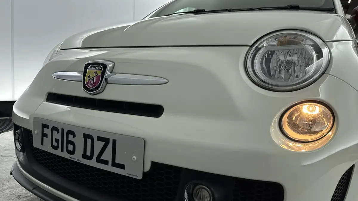 2016-abarth-500-14-tjet-595-yamaha-factory-racing-big-24