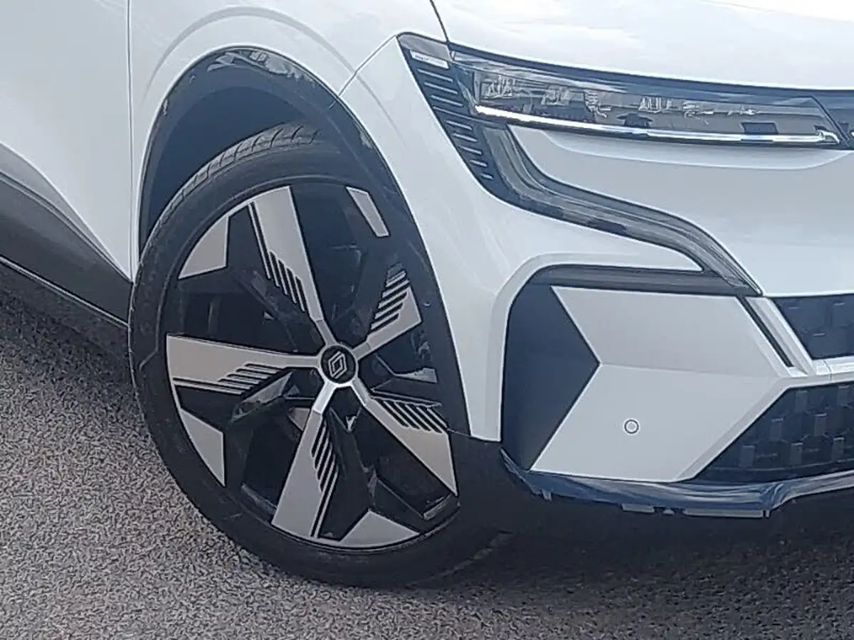 2024-renault-megane-e-tech-e-techno-big-8