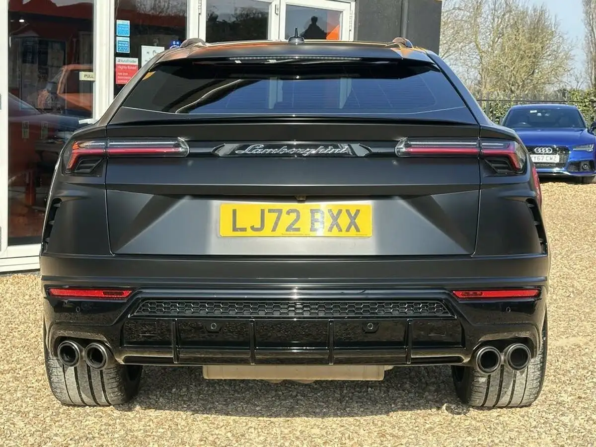 2022-lamborghini-urus-40-no-trim-big-11