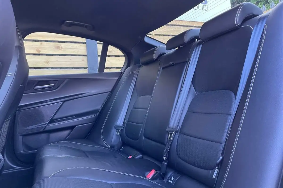 2018-jaguar-xe-20i-r-sport-249ps-1998cc-big-28