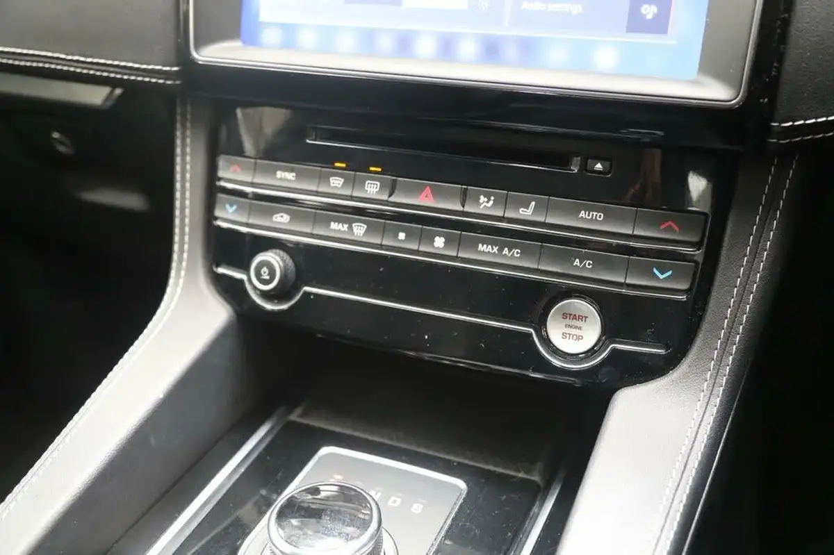 2020-jaguar-f-pace-20i-chequered-flag-big-42