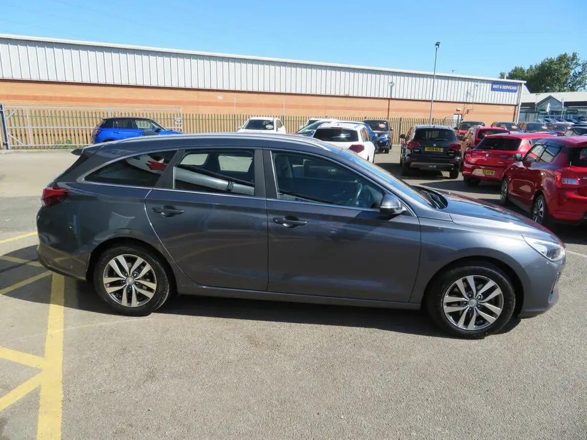 2018-hyundai-i30-10-t-gdi-se-tourer-big-14