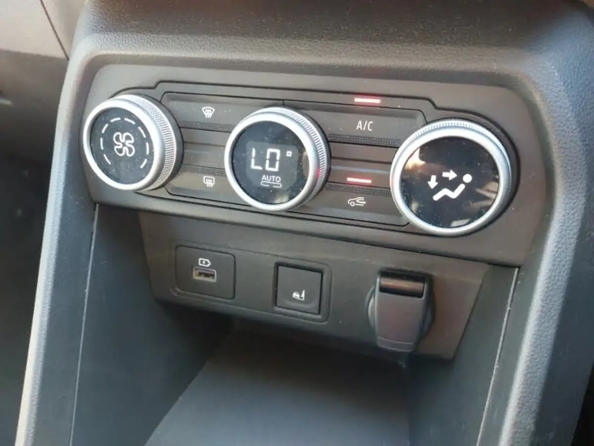 2024-dacia-sandero-stepway-10-tce-extreme-90bhp-big-16