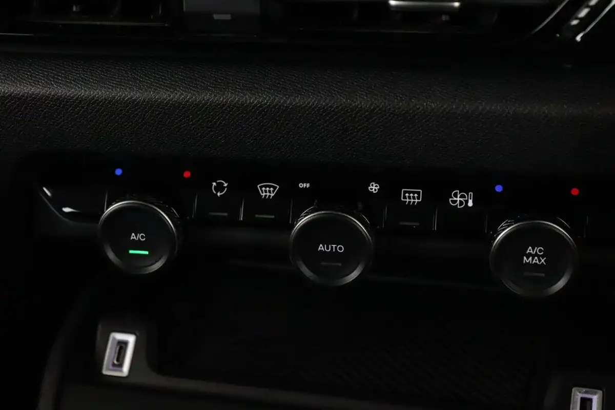2023-citroen-c4-12-puretech-sense-big-21