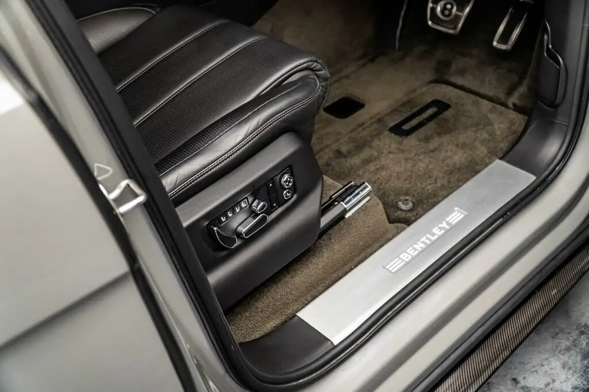 2021-bentley-bentayga-40-v8-big-37