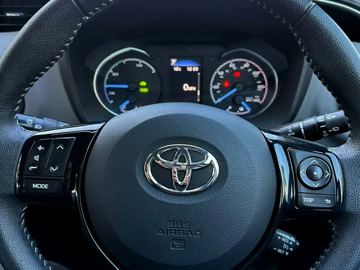 2019-toyota-yaris-15-vvt-i-icon-tech-98bhp-hybrid-1497cc-e-cvt-big-43