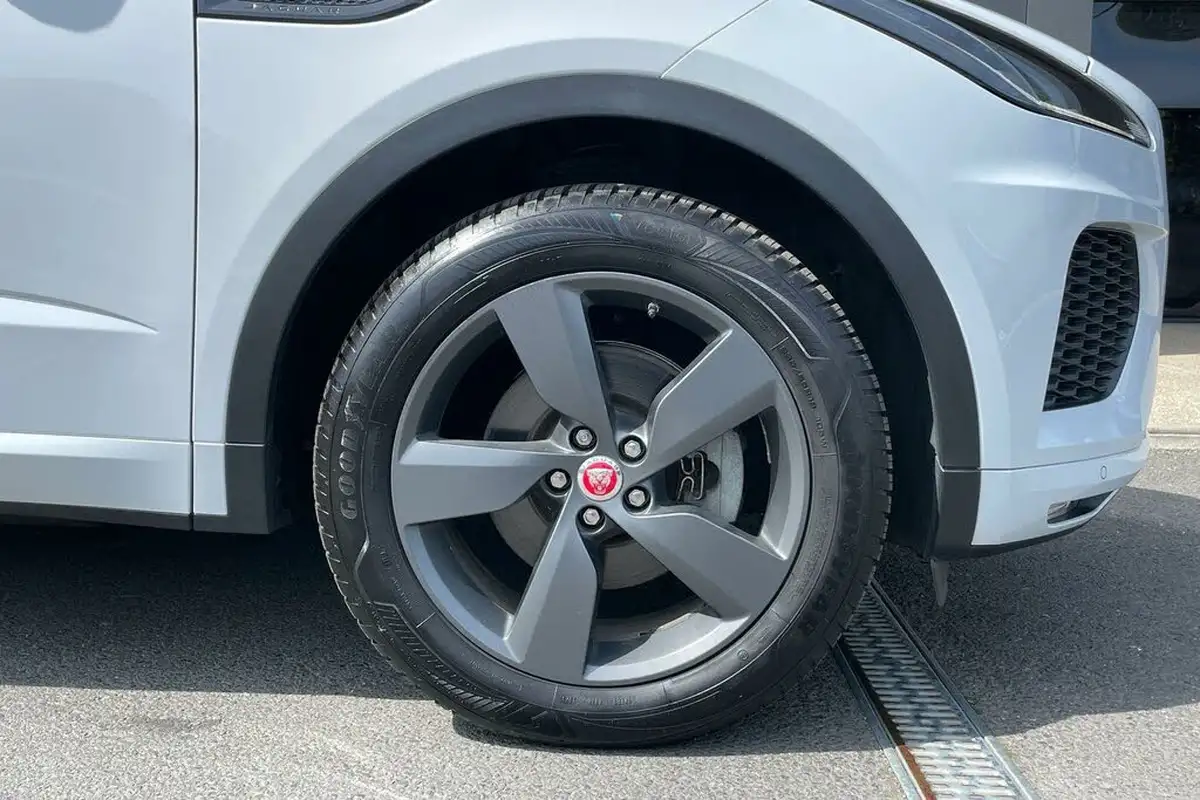 2019-jaguar-e-pace-20-i4d-chequered-flag-150ps-big-14