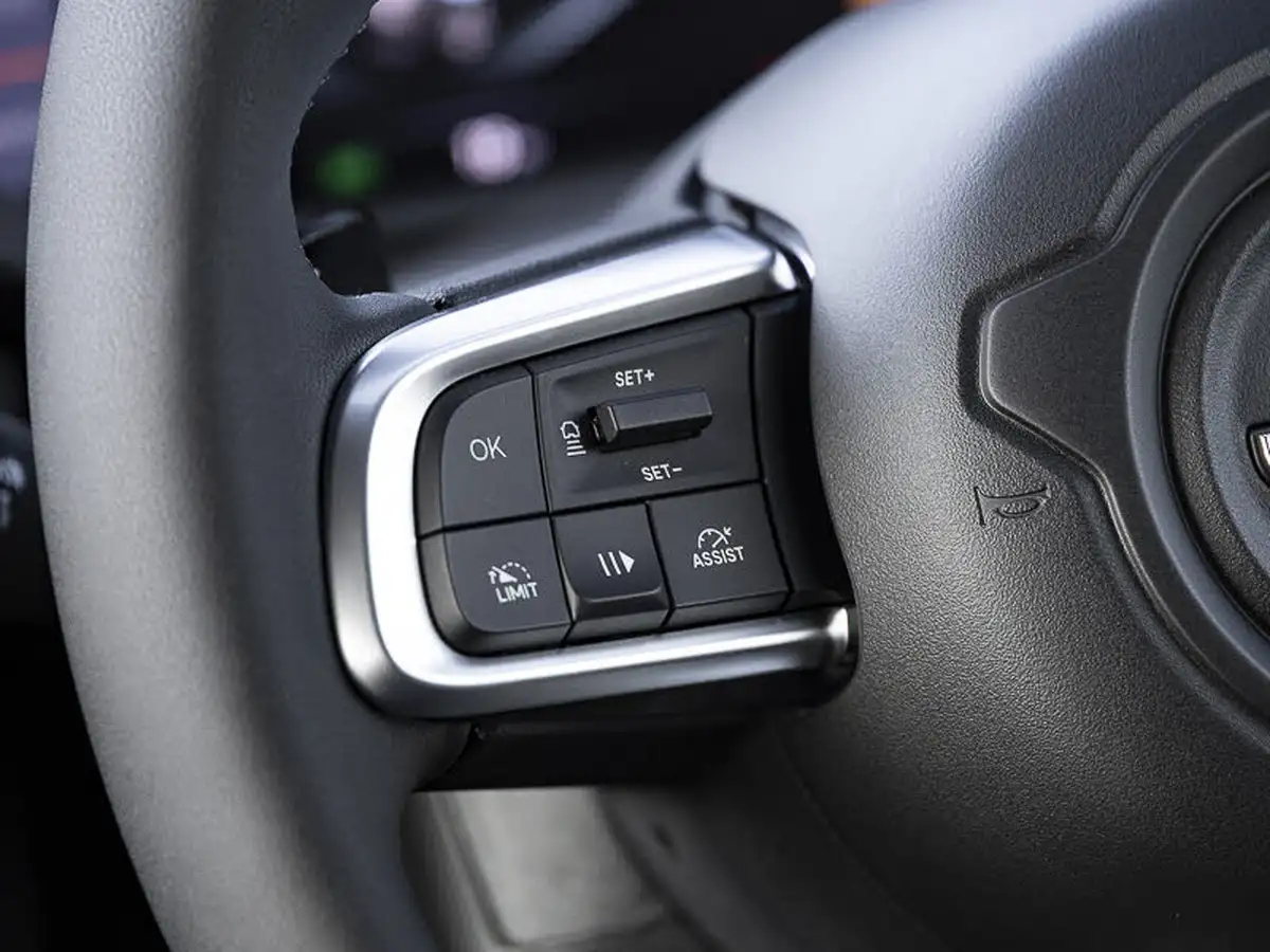 2025-jeep-avenger-12-gse-summit-e-hybrid-48v-auto-big-10