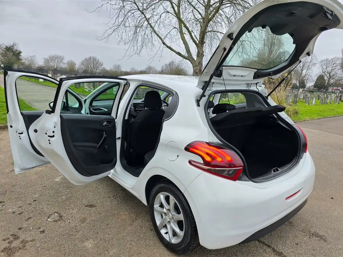 2015-peugeot-208-12-puretech-active-5d-big-10
