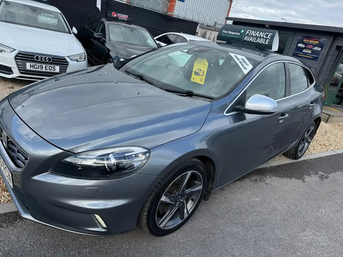 2015-volvo-v40-20td-d2-r-design-lux-nav-big-14