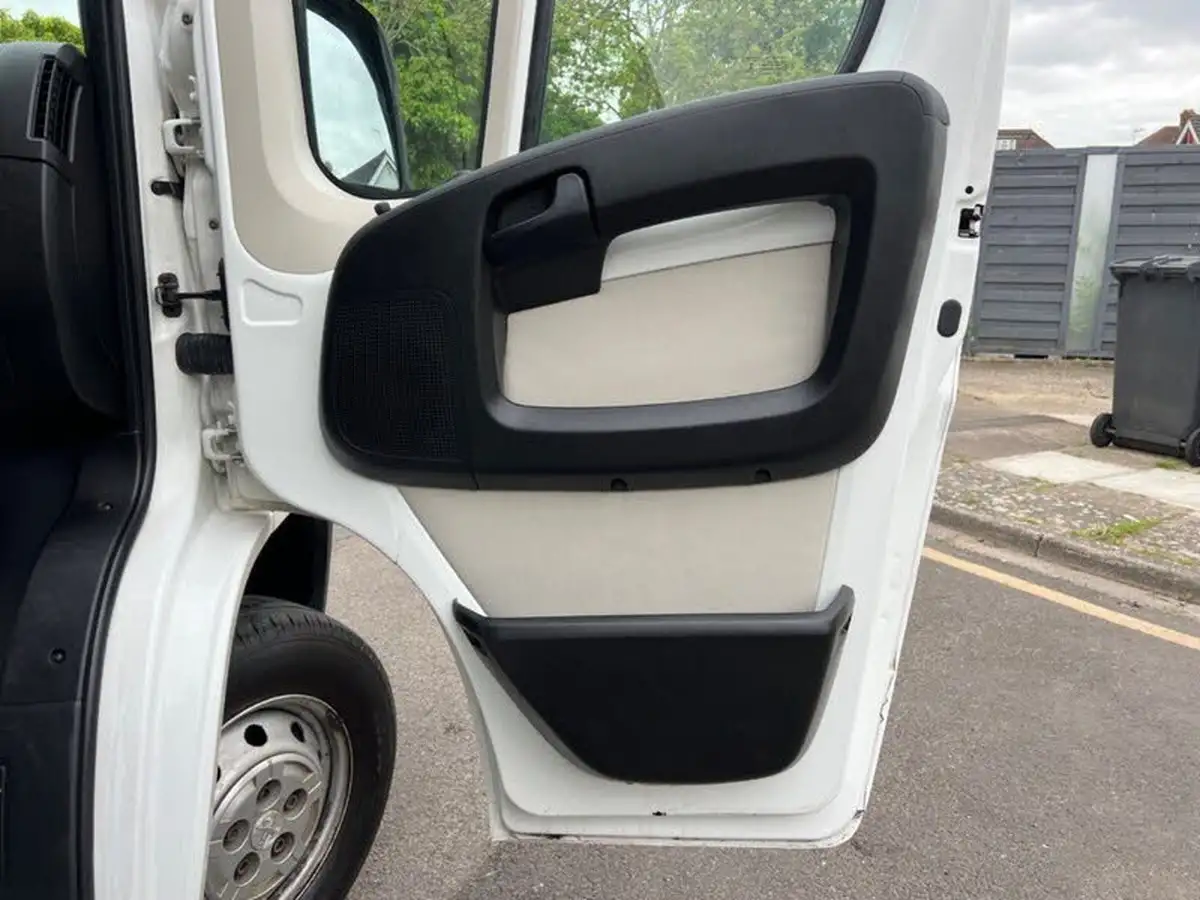 2019-peugeot-boxer-20-bluehdi-335-l4-luton-bfb-big-30