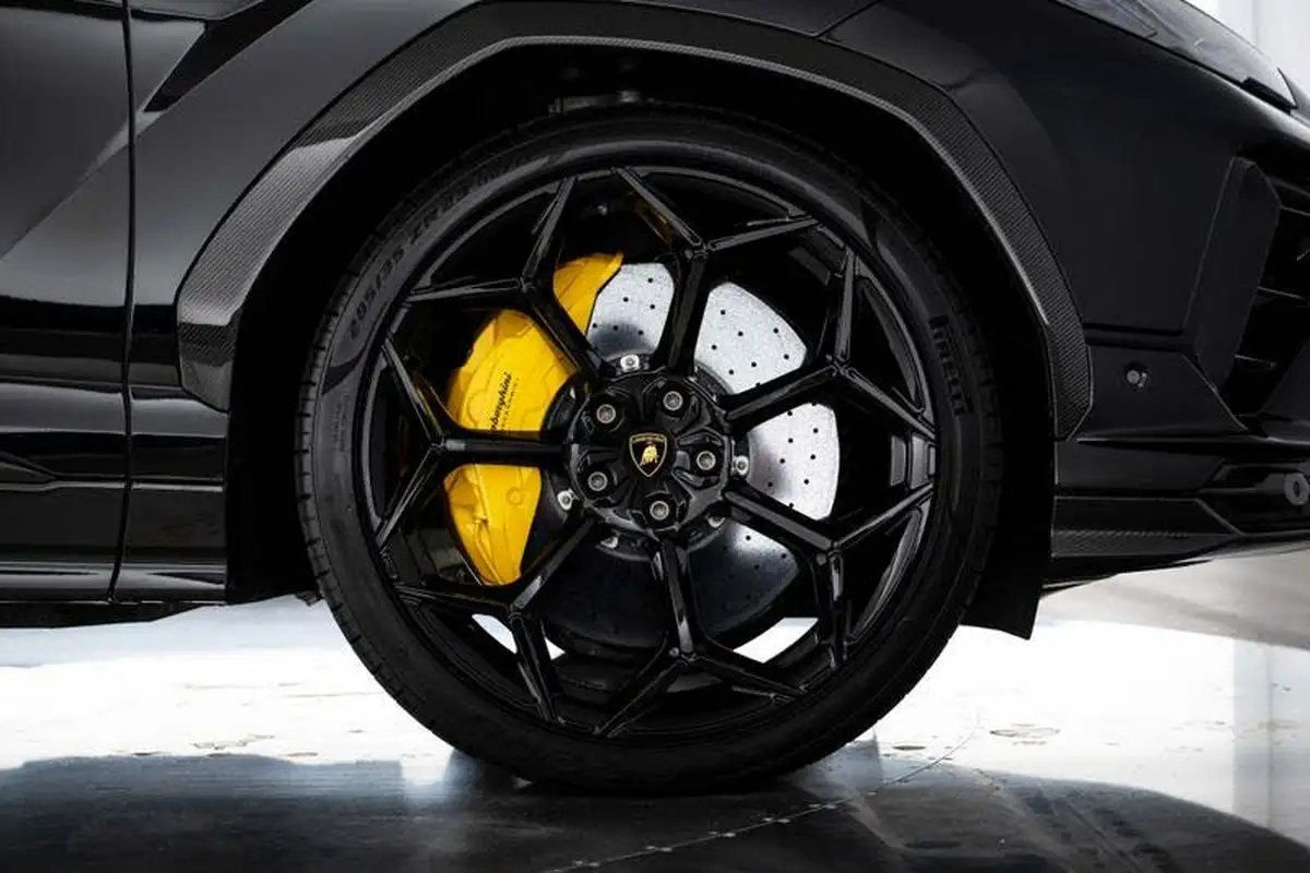 2024-lamborghini-urus-40-no-trim-big-8