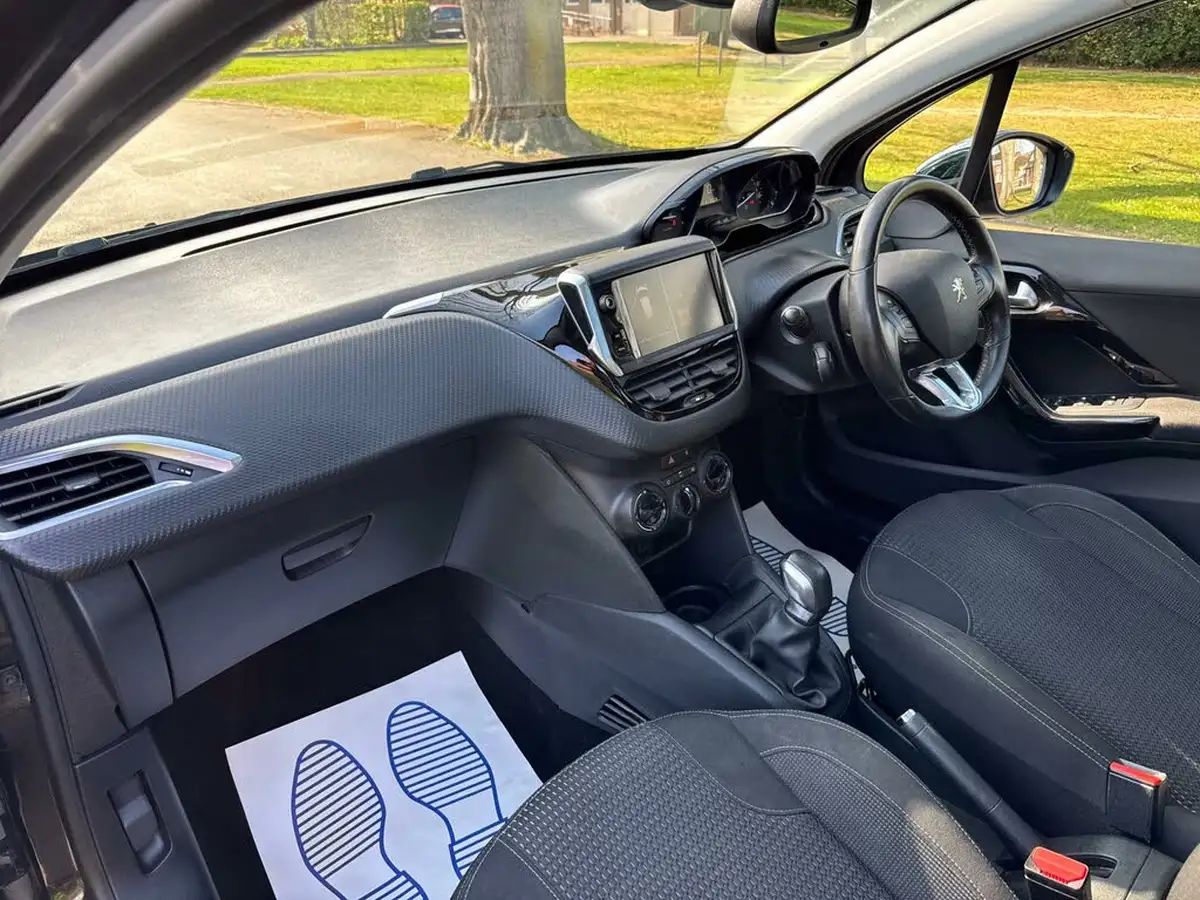 2018-peugeot-208-12-puretech-allure-premium-ss-big-10