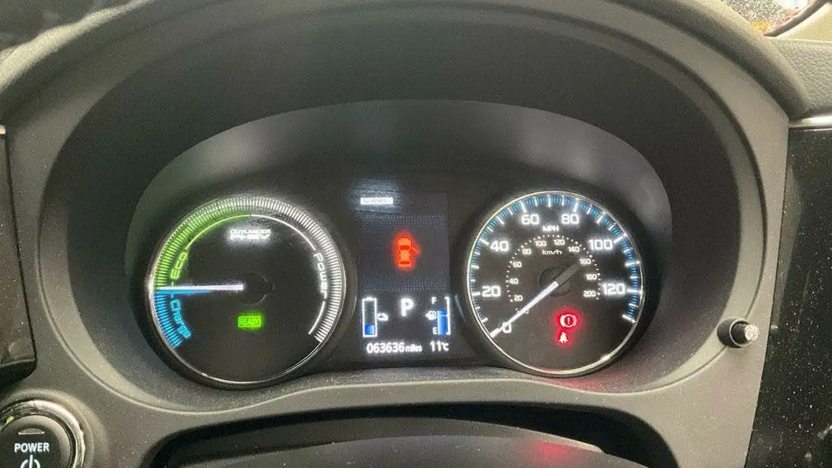 2016-mitsubishi-outlander-20-gx4h-phev-big-5