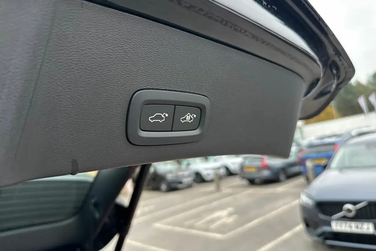 2024-volvo-xc40-20-b3-plus-big-23
