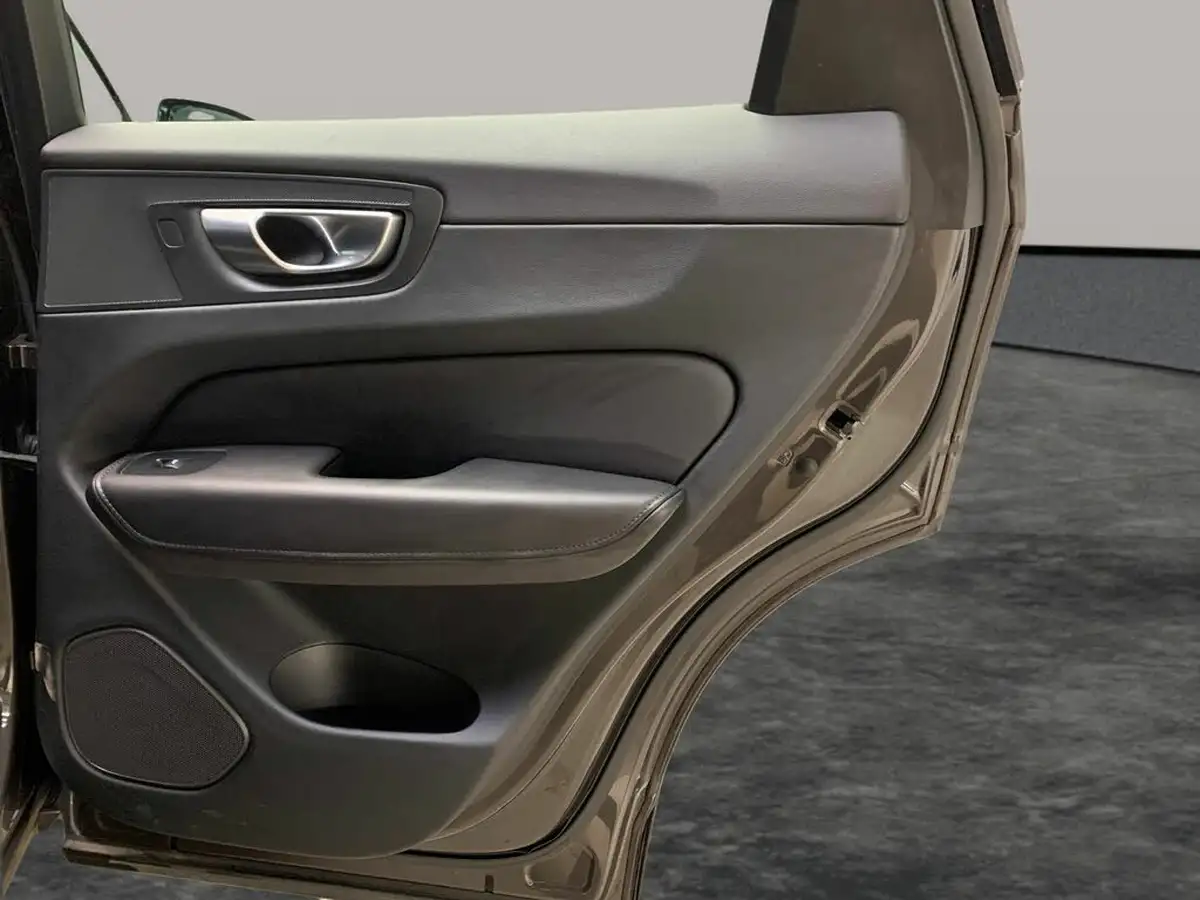 2023-volvo-xc60-20-b5-plus-big-36