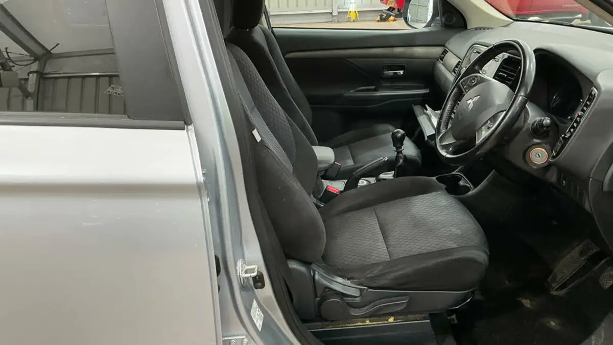 2013-mitsubishi-outlander-22di-d-gx3-7st-big-6