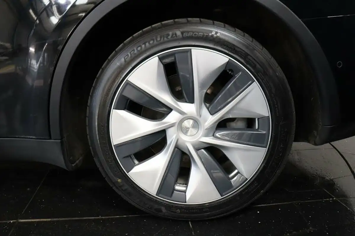 2022-tesla-model-y-e-long-range-big-35