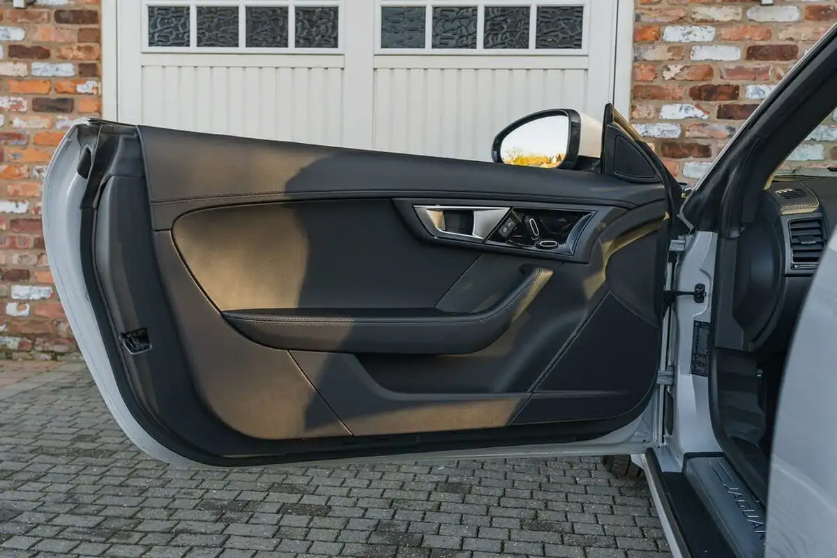 2015-jaguar-f-type-30-convertible-quickshift-big-33