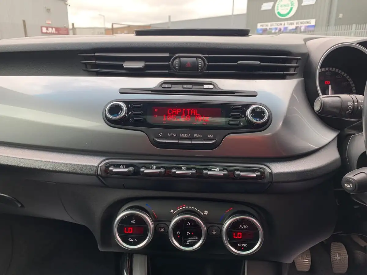 2010-alfa-romeo-giulietta-20td-lusso-big-12