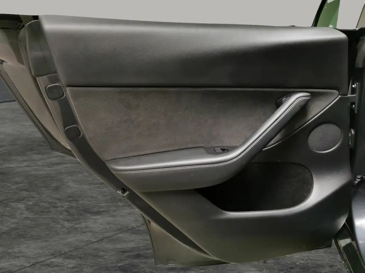 2022-tesla-model-y-e-long-range-big-38