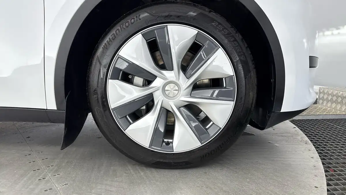 2024-tesla-model-y-e-rwd-big-21
