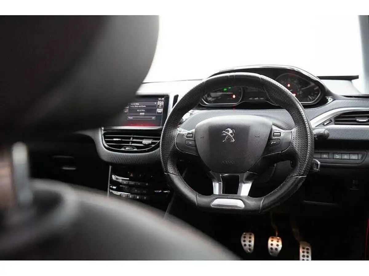 2016-peugeot-208-12-puretech-gt-line-5d-big-36