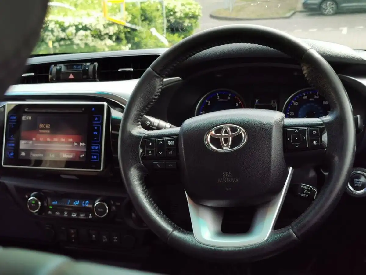 2017-toyota-hi-lux-24d-invincible-x-auto-big-6