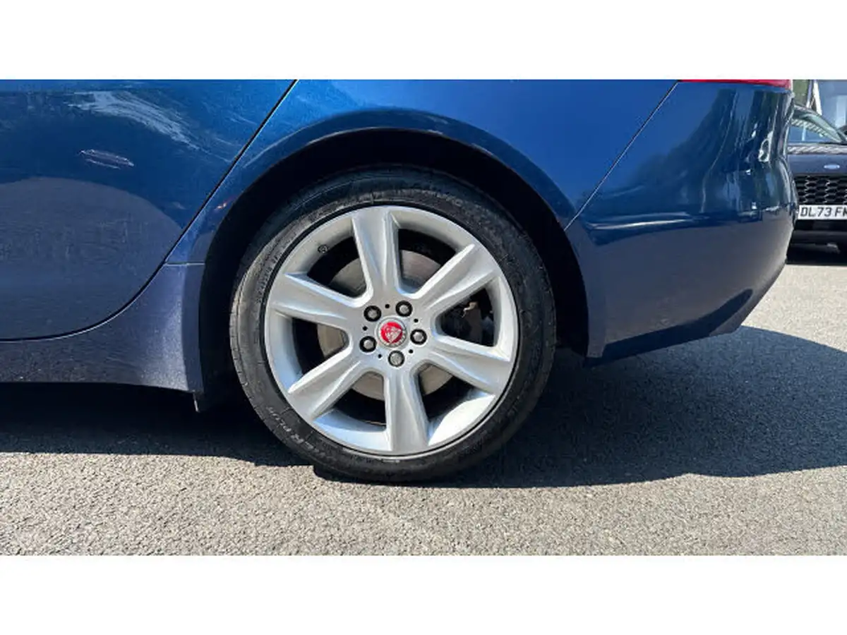 2015-jaguar-xe-20-portfolio-big-28