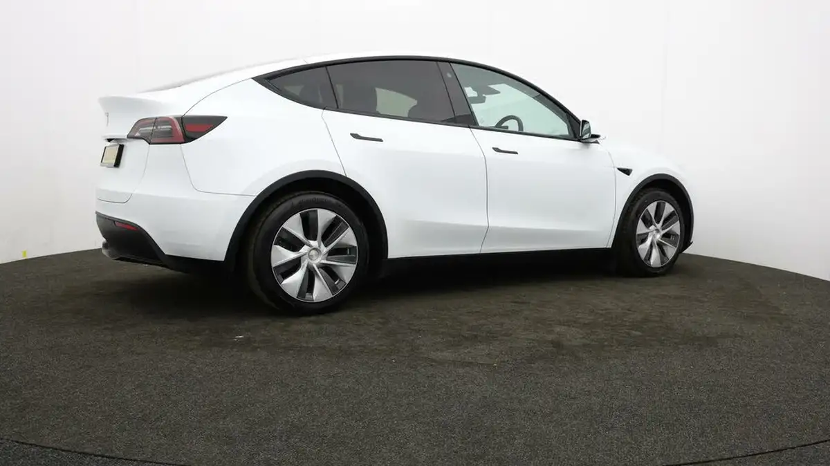 2023-tesla-model-y-e-rwd-big-35