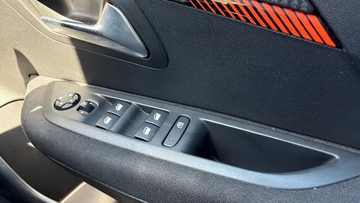 2023-peugeot-208-12-puretech-active-premium-100ps-eat8-big-21