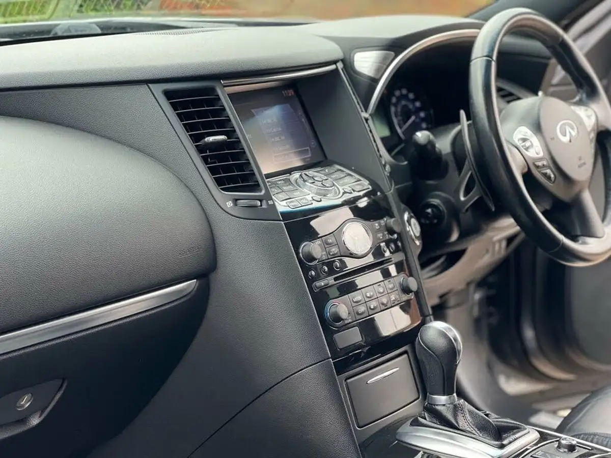 2016-infiniti-qx70-30td-ultimate-big-17