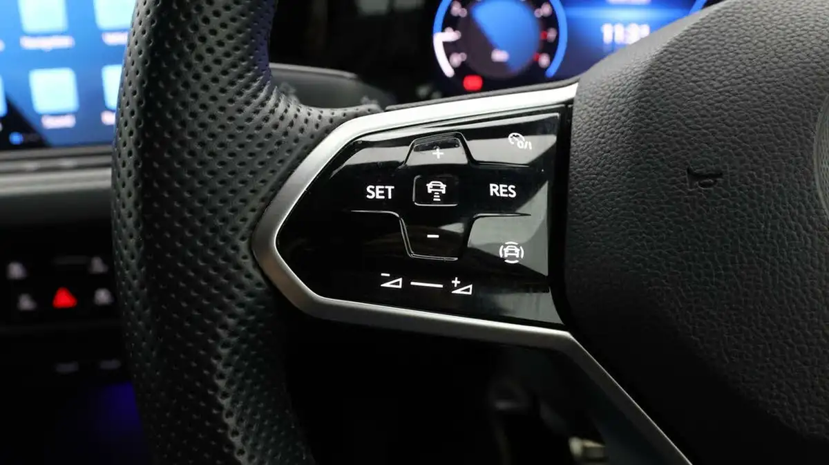 2022-volkswagen-golf-15-tsi-r-line-130ps-hatchback-big-21