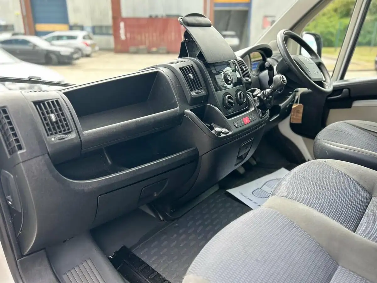 2014-citroen-relay-22td-35-l2h2-big-9