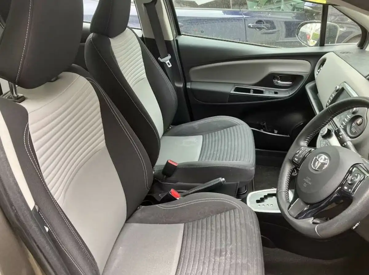 2018-toyota-yaris-15-vvt-i-icon-tech-98bhp-hybrid-1497cc-e-cvt-big-5