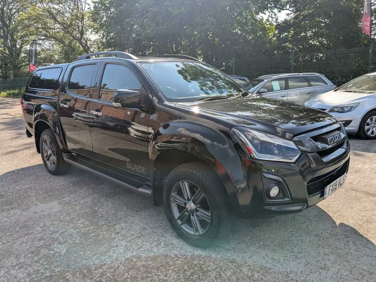 2019-isuzu-d-max-19td-blade-auto-big-0