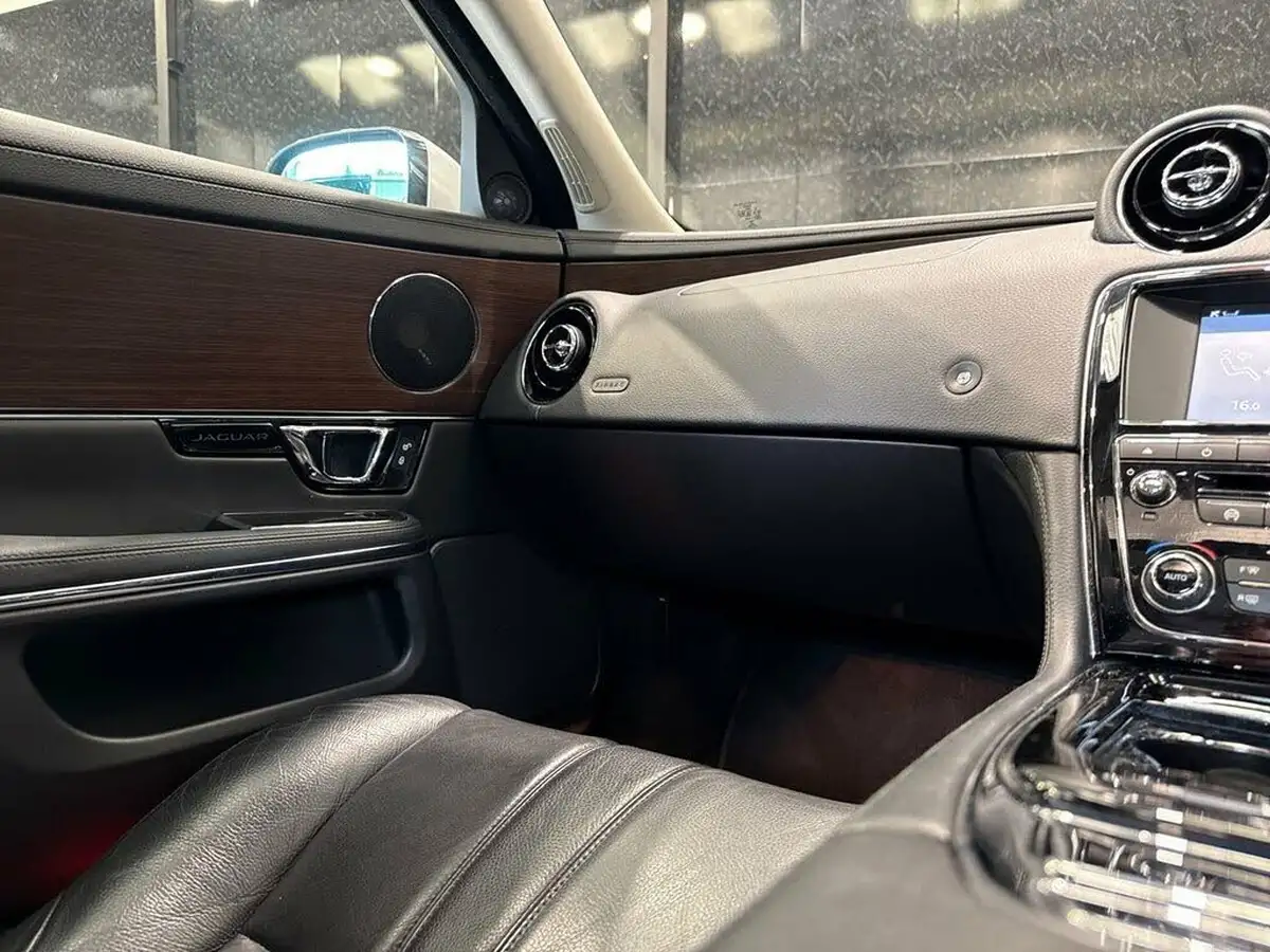 2016-jaguar-xj-series-30td-xj-luxury-swb-saloon-big-44