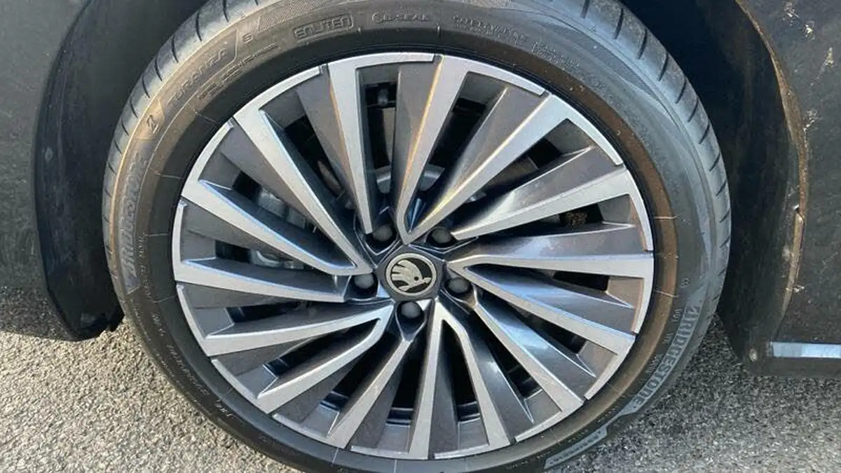 2025-skoda-superb-20tdi-laurin-klement-193ps-4x4-estate-big-13