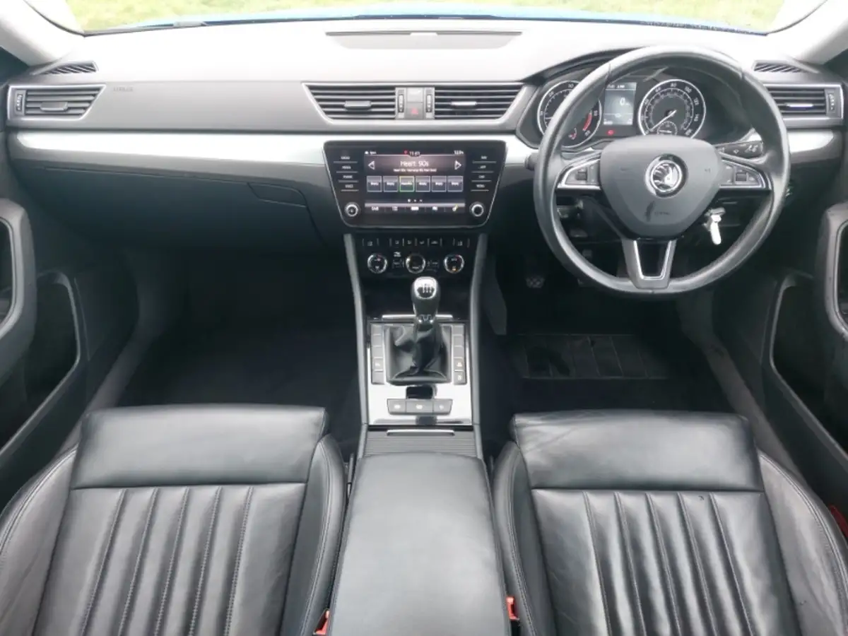 2018-skoda-superb-20tdi-scr-se-technology-hatchback-big-2