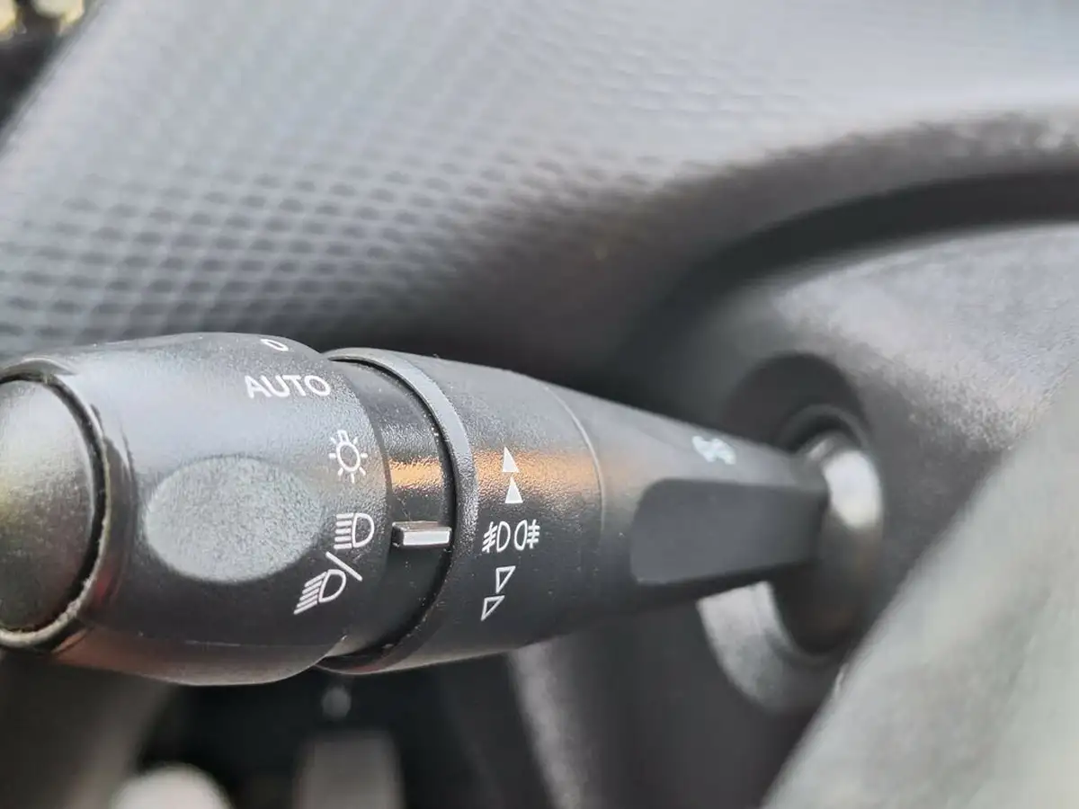 2019-peugeot-208-12-puretech-signature-big-26