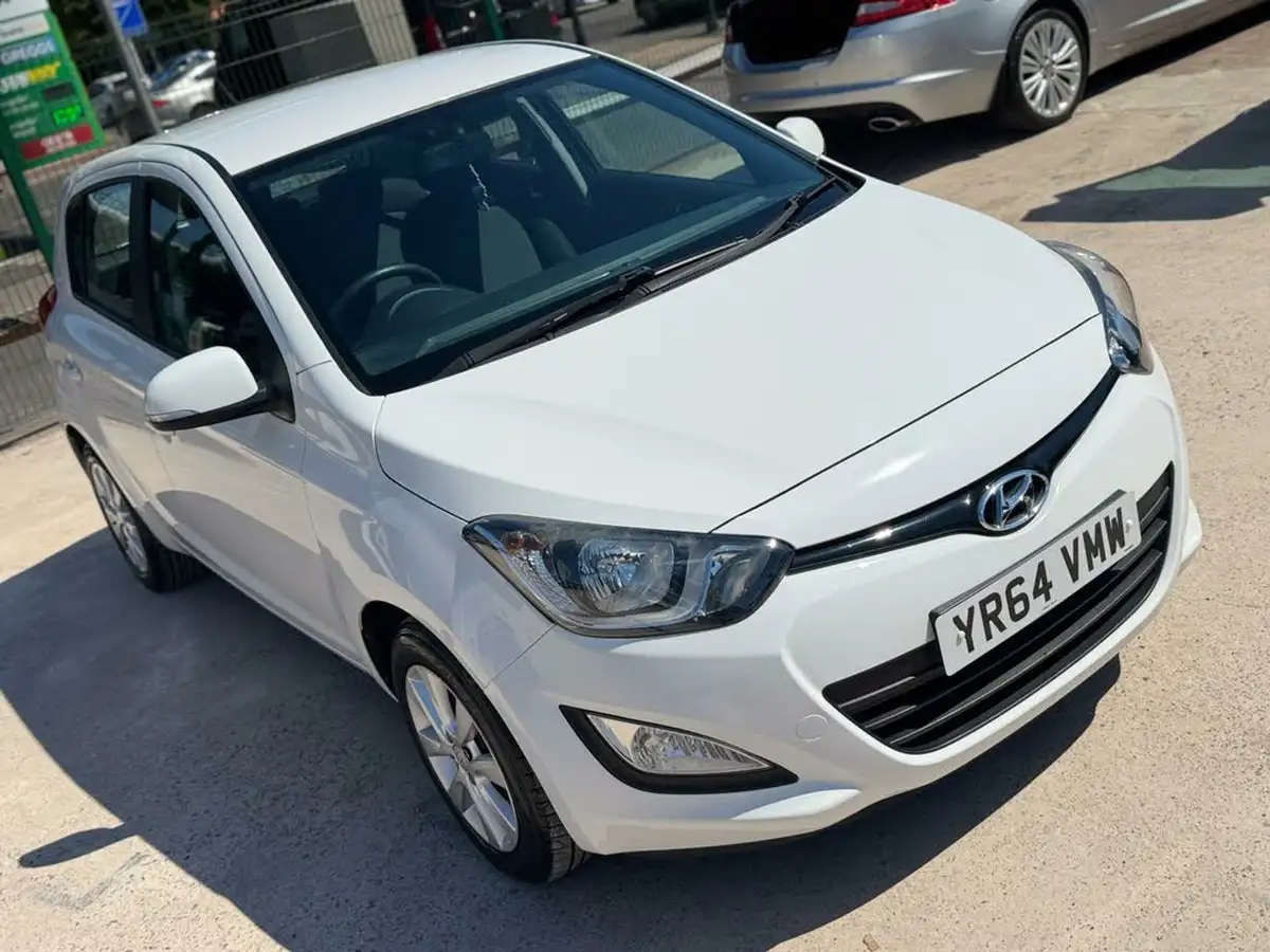 2014-hyundai-i20-12-active-5d-big-13